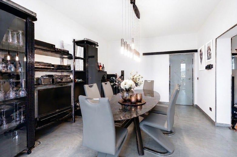 127 m² PRIVATES WOHNEN MIT EIGENEM POOL & GARTEN – 2 GARAGEN + 1.920 € KALTMIETEINNAHMEN – Hochparterre  Esszimmer