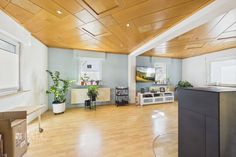 Umfassend modernisiertes und in weiten Teilen saniertes und zentrales Wohnhaus mit Einliegerwohnung – Wohnung-EG