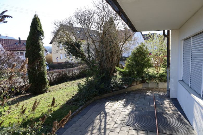 Sanierte 2.5-Zi-Wohnung mit Einbauküche, Terrasse, Garten + Gartenhütte in Waldstetten – Eigene Terrasse