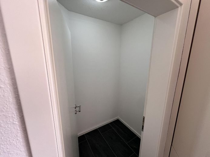 Casa unifamiliare a Schwabstedt, con impianto fotovoltaico, accumulo e solare termico – Abstellkammer