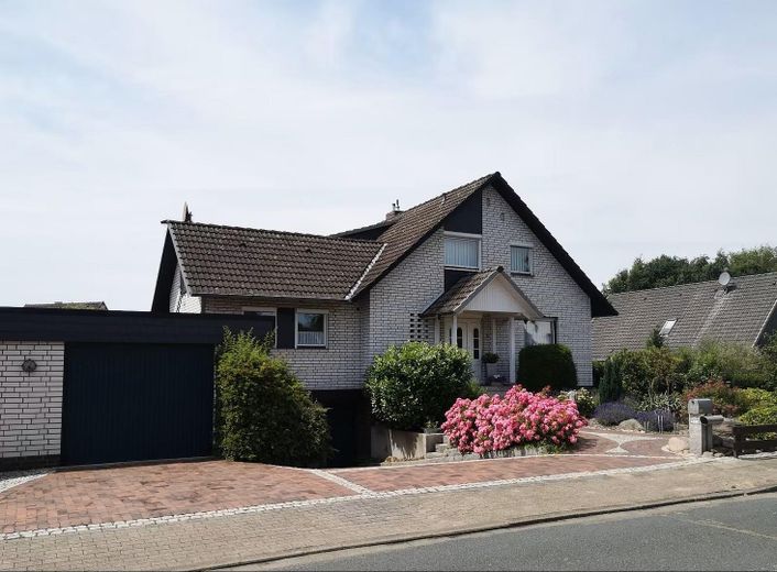 Hausansicht mit zweiter Garage