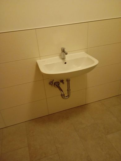 Komplett neu renovierte 2-Zimmer Wohnung im 1.OG mit Balkon – Neues Bad, Waschbecken