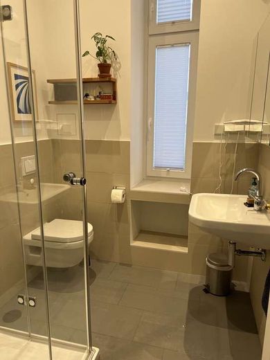 Tolle 4 Zimmer Altbauwohnung in Kreuzberg mit Wohnküche nahe Paul-Lincke Ufer, Südbalkon, Parkett – Duschbad