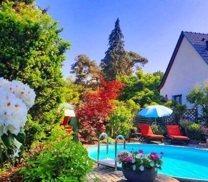Freistehendes Einfamilienhaus mit massiv erbautem Atelier – Garten mit Haus