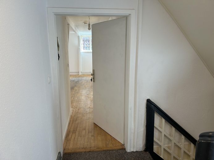 %8,6 getiri sağlayan, merkezi ve pastoral eski şehir konumunda çok aileli konut binası – Wohnungstür zu Wohnung 3