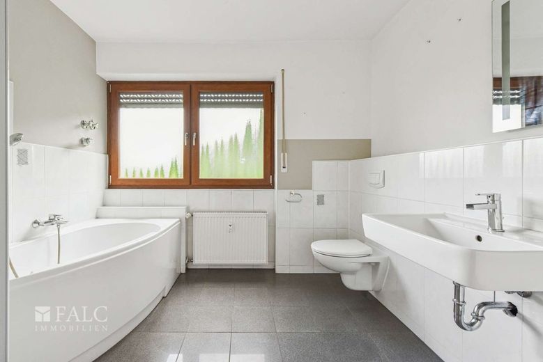 Wohnen am Waldrand: 4-Zimmerwohnung mit zwei Loggien und Garage – Tageslichtbad
