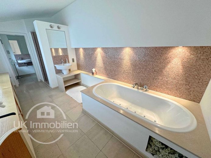 Unikat-Luxushaus mit Aufzug, Klima, Sauna, hausinterner Garage und und und – Masterbad