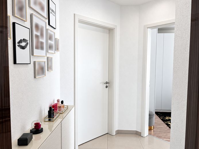 Winkelbungalow mit Sonnenterrasse und großzügigem Wohnambiente – Flur