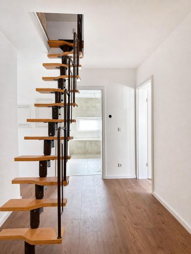 Sonnige 5-Zimmer-Wohnung mit XXL-Terrasse an der Stadtgrenze Landshut – Flur Dachbodentreppe