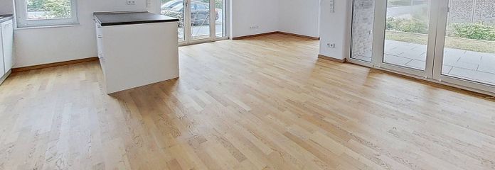 Confort residencial de categoría en una ubicación tranquila: Amplio piso nuevo de 3 habitaciones con terraza soleada y cocina equipada – Ansicht I: Wohn- und Esszimme…