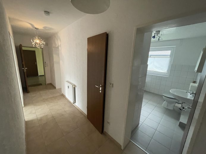 Appartamento di 3 locali con balcone in posizione tranquilla – Flur