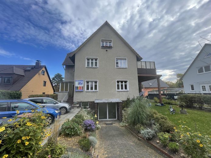 Das Mehrfamilienhaus vorne