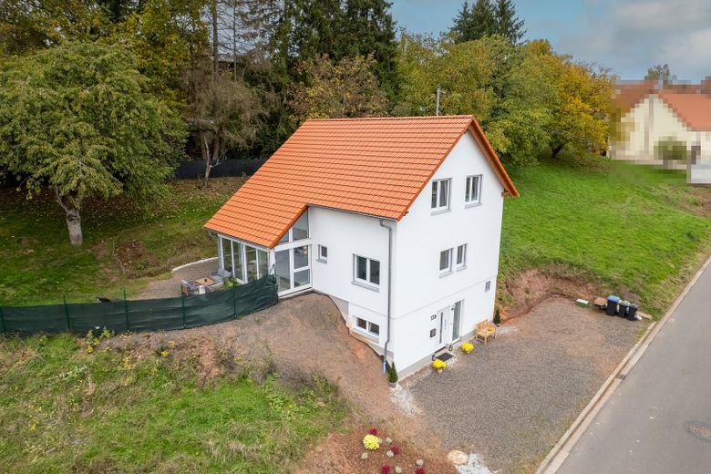 Neuwertiges KfW-55-Einfamilienhaus mit Wintergarten, Weitblick und großem Garten – provisionsfrei – Luftbild vorne 1