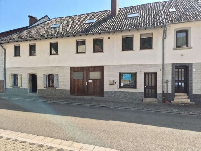 Vielseitiges Zweifamilienhaus mit Gewerbemöglichkeit, zahlreichen Stellplätzen u. idyllischem Garten – Foto 1