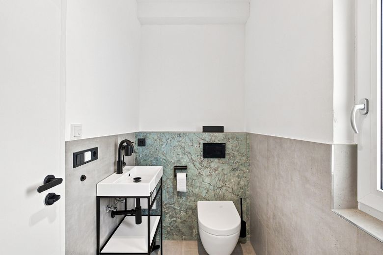 ¡Casa moderna KfW55 de 2020 con terraza en la azotea y cocina en Múnich-Untermenzing! ¡Sin comisión! – Badezimmer Dachgeschoss