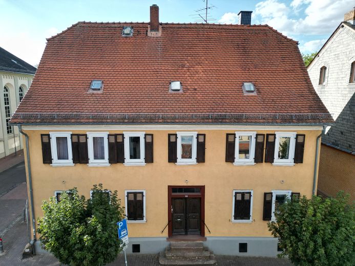 Former council/school building, listed apartment building in Friedrichsdorf – Hugenottenstr. 94