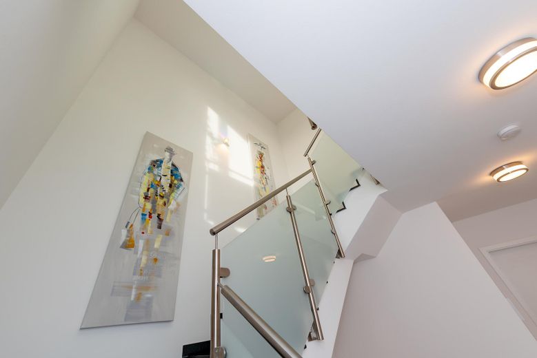 Modernes Wohnen mit Architektur, Komfort und Nachhaltigkeit – Luftiges und helles Treppenhau