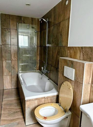 Schöne Wohngebäude mit zwei Wohnhäusern in Kaiserslautern-Erlenbach zum Verkauf – Bad / EG / Rechts