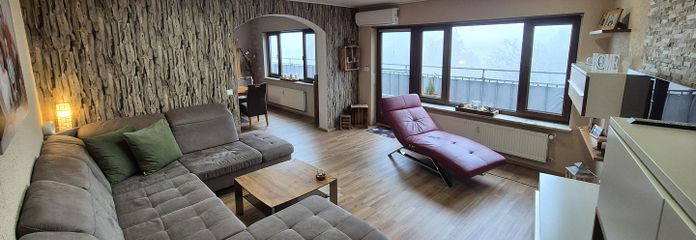 Penthouse mit tollem Westblick bis in den Taunus – Wohnzimmer