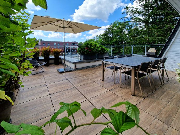 Courtagefrei: Helle und zentral gelegene DG-Maisonette-Wohnung mit Galerie und Sonnenterrasse – 00_DG-Maisonette-Whg mit Dacht