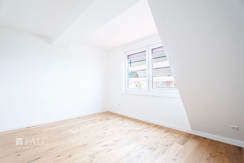 SAARN: Licht, Luft und Loft-Feeling - sanierte 3-Zimmer-Dachgeschosswohnung mit Balkon – Arbeits- oder Kinderzimmer