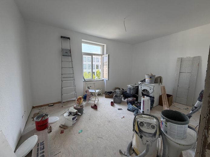 *Erstbezug* Kernsanierte 3-Zimmer Altbau Wohnung mitten im Nordend mit EBK und Skylineblick – Zimmer 1