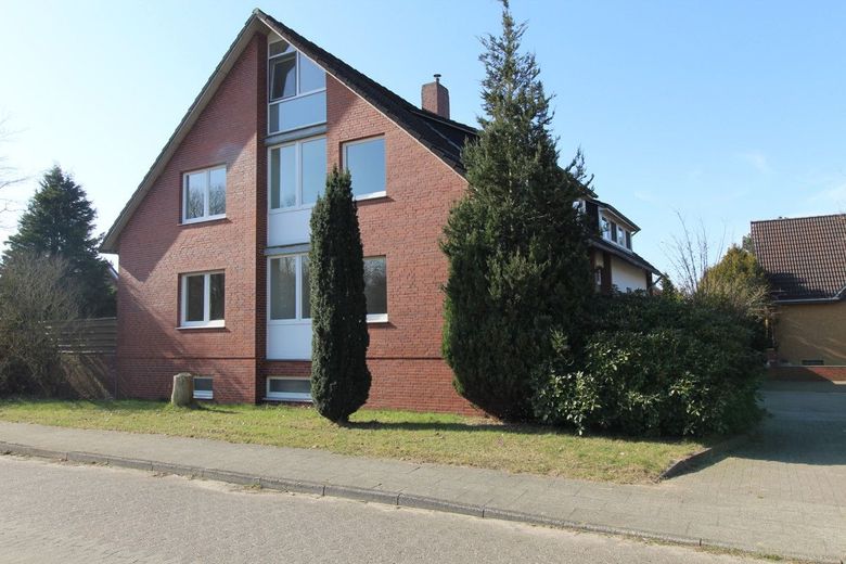 Apartment building in an excellent location with conservatory, 4 garages + building plot for 4 apartments – 1 - Giebelansicht