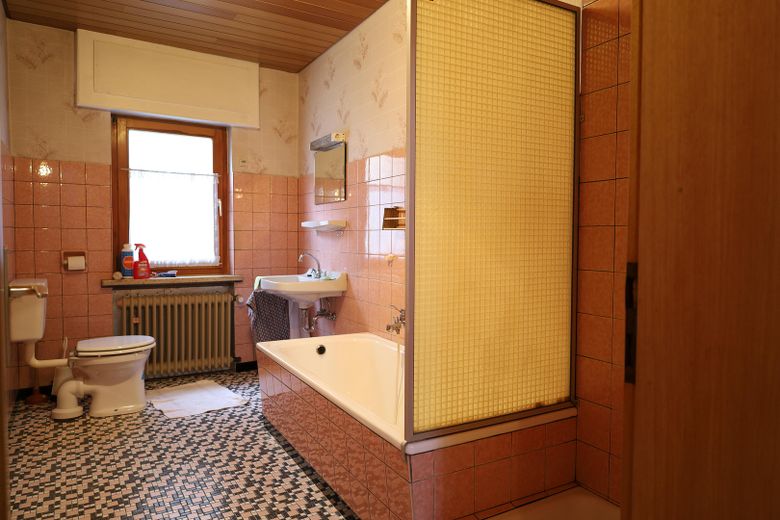 139 qm | 7 Zimmer | 2 Balkone | Reihenendhaus für 125.000 € – EG Bad Foto 1