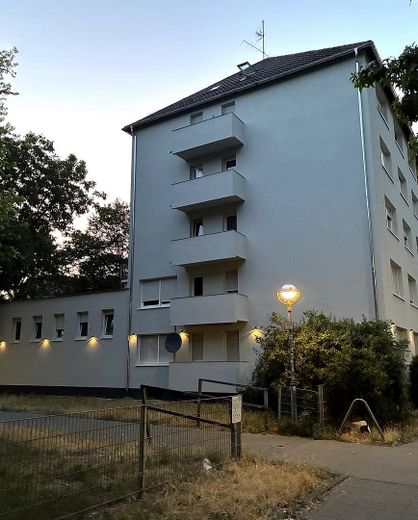 Première occupation après rénovation complète : 2 pièces avec balcon, cuisine équipée et domotique – Gepflegte Außenansicht mit Bal