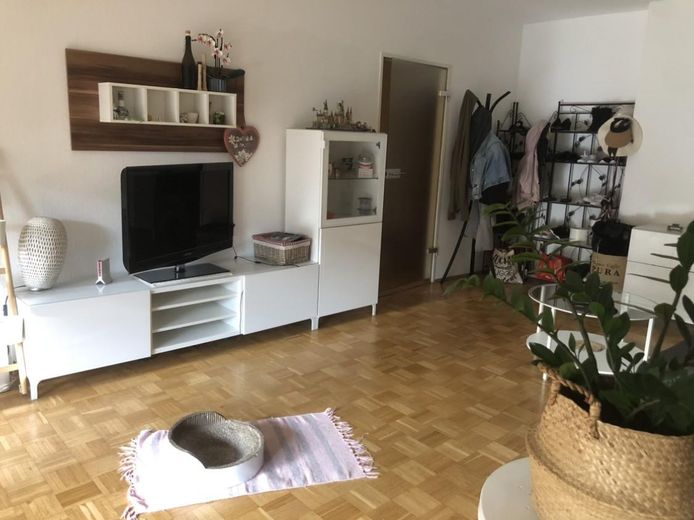 Bezugsfreie zentrale 2 Zimmerwohnung im Grünen – Wohnzimmer