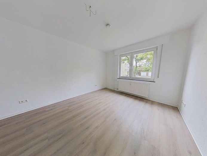 ERSTBEZUG NACH SANIERUNG: Lichtdurchflutete 3-Zimmer-Wohnung mit Terrasse – Ansicht I: Schlafzimmer