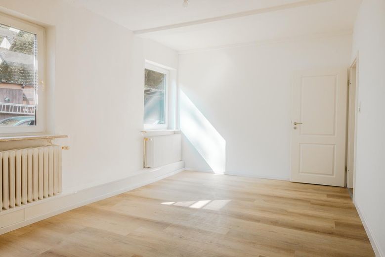 Erstbezug nach Sanierung: Wohnen mit Fachwerkcharme in Geesthacht – Wohnzimmer