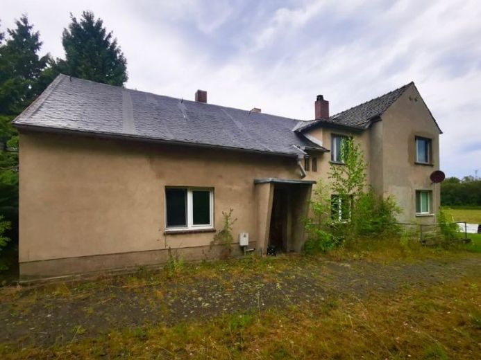 Sonniges ruhig gelegenes Baugrundstück mit stark sanierungsbedürftigen Altbestand

. – Foto 1