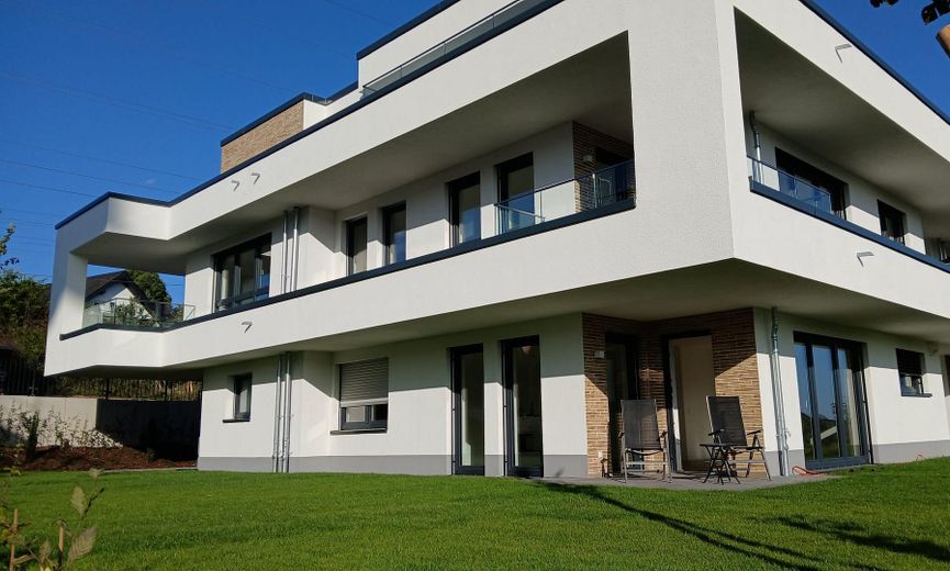 MODERN WOHNEN, DRAUSSEN GENIESSEN - MIT TERRASSE & GARTEN – Wohnungsansicht Süd-West