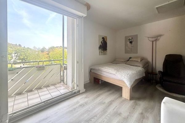 Appartement pratique d’une pièce avec balcon, ascenseur et place de parking