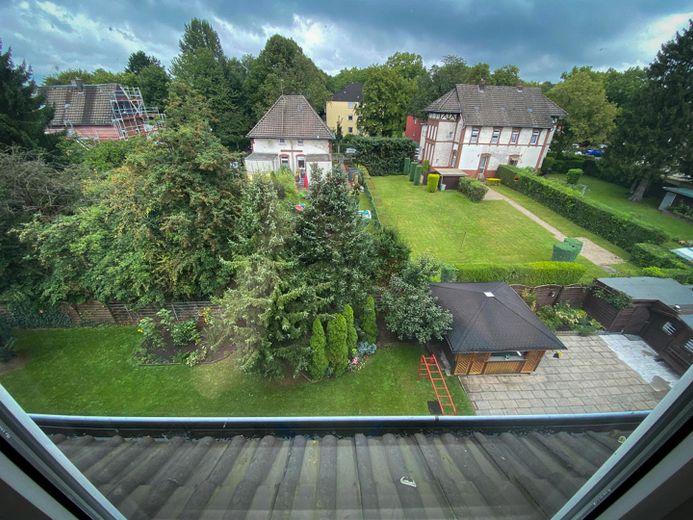 Prachtig appartement op de zolderverdieping met grote loggia, parkeerplaats in rustige ligging en ca. 6 % rendement – Blick in den Garten
