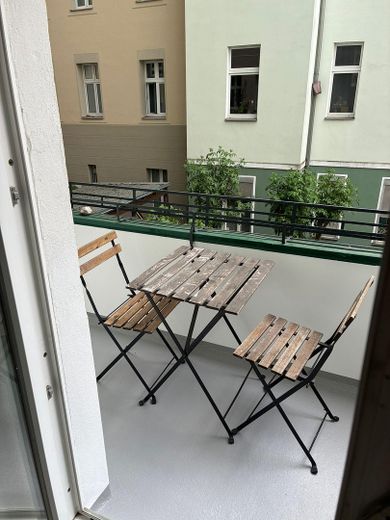 Frisch renovierte 2-Zimmer-Wohnung mit Balkon im Neuköllner-Kiez – Balkon