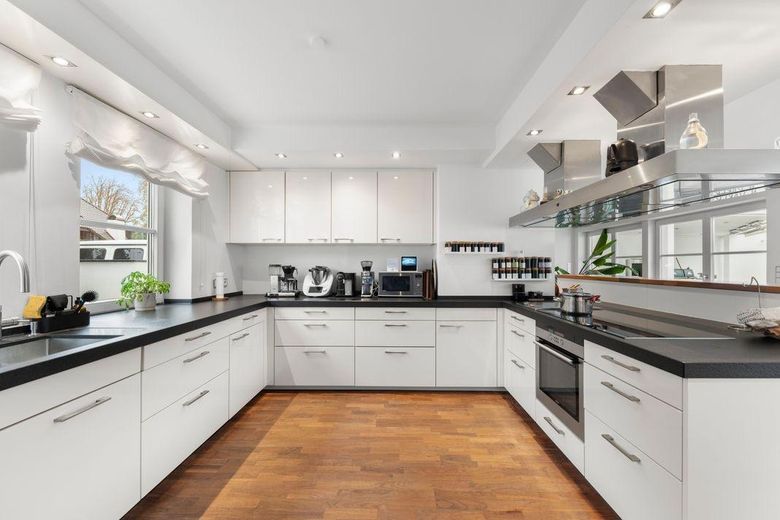 Villa de ensueño modernizada en ubicación privilegiada – Küche mit Grill