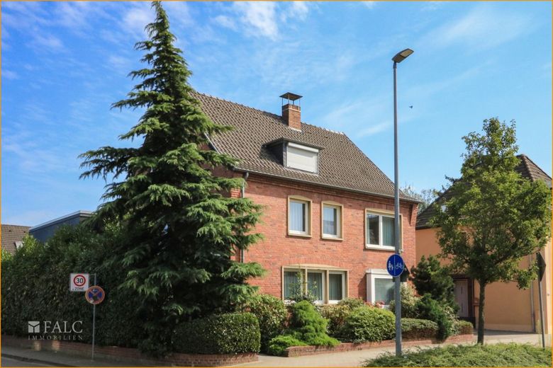 Mehrgenerationenhaus mit Schwimmbad – Seitenansicht