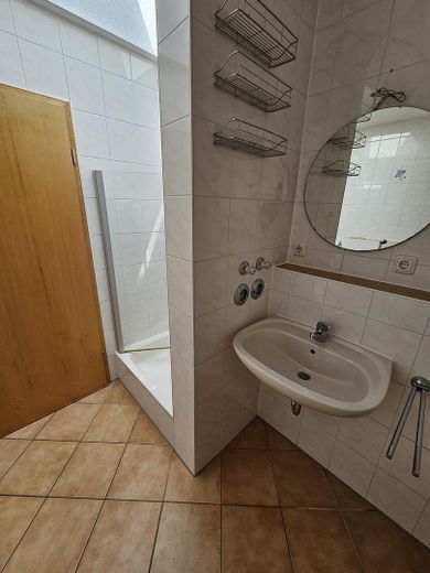 Well-maintained 2.5-room top-floor apartment with south-facing balcony, two parking spaces and fitted kitchen – Foto 5