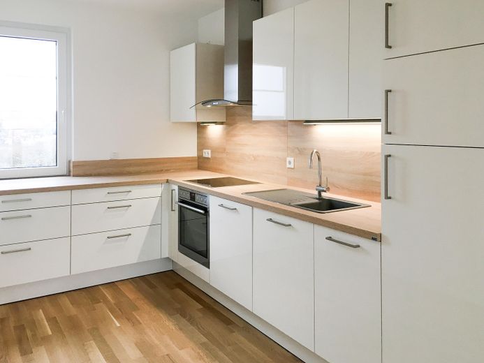 Skyline manzaralı, kapalı balkonlu, ankastre mutfaklı ve kapalı otoparklı aydınlık 2 odalı daire, Frankfurt-Riedberg – Küche