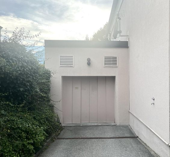 Top-Gelegenheit: Tiefgaragenstellplatz in Bestlage von Bad Reichenhall - Nähe Zentrum/Krankenhaus – Garagenzufahrt Wohnanlage