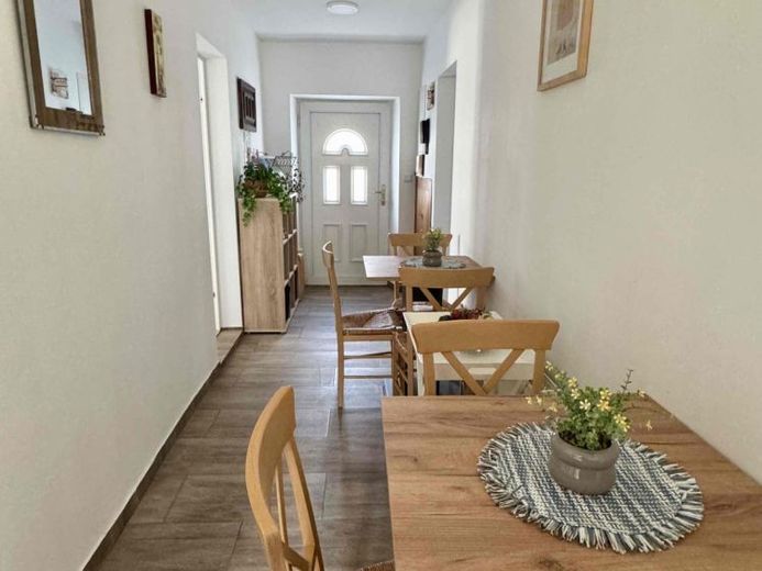Einziehen und Wohlfühlen: Saniertes Wohnhaus mit Nebengebäude – Foto 1