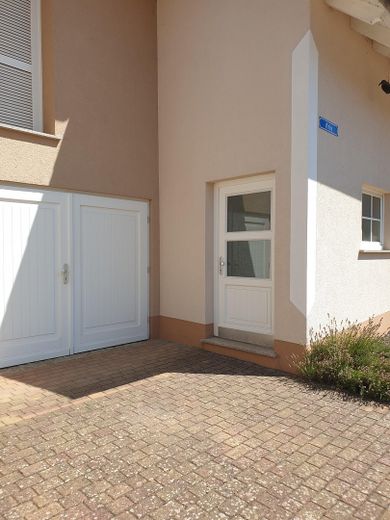 Detached house with development potential (no broker) – Separater Eingang OG Garage