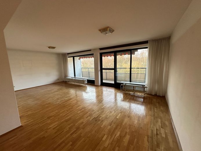 Großzügig - Attraktiv - Balkon - viel Platz - tolles miteinander ! – große Fensterfront
