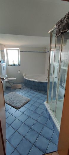 Bellissimo appartamento mansardato di circa 81,00 m² in vendita a Wunstorf / Luthe – Blick vom Flur ins Bad