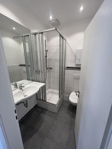 Helle 2 Zimmer Wohnung in der Carlstadt – Badezimmer