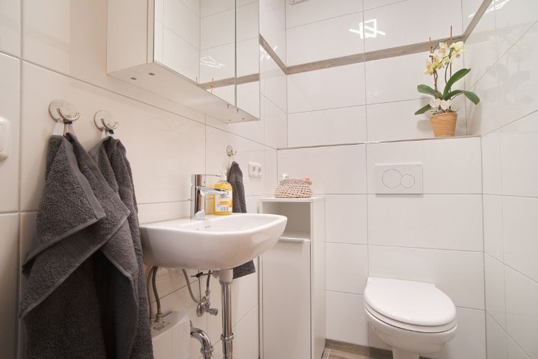 Traumhaft gelegen und mit hohem Wohnkomfort: Hochwertig ausgestattete Wohnung mit zwei Schlafzimmern, PKW-Stellplatz u.v.m. – 46f62046310a4bceb97de623b97720171b06183a.jpg