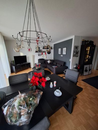 Peaceful living in Aschaffenburg-Schweinheim – well-maintained 2-room apartment with terrace & underground parking – Wohn-/ Essbereich