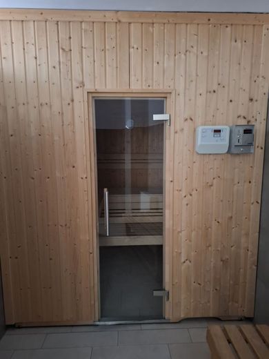 Kapitalanlage mit Seltenheitswert: Appartement mit Balkon, Indoor-Pool und Garten in Wi-Sonnenberg – Sauna